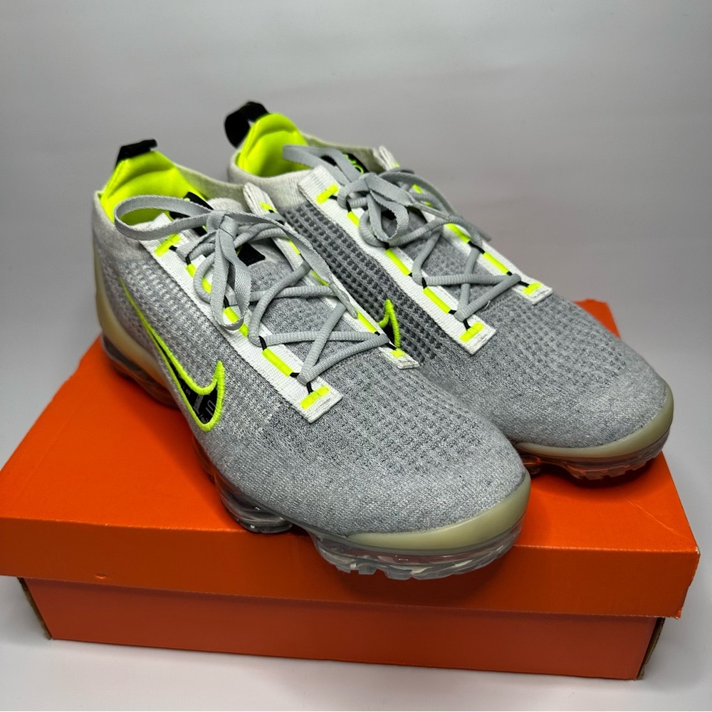 Nike Air Vapormax 2021 FK Men's Wolf Grey Volt Logo Sneaker DH4085-001 Sz 10